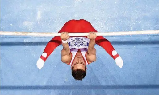  ??  ?? David Belyavskiy, due medaglie olimpiche, si esibisce alle parallele.