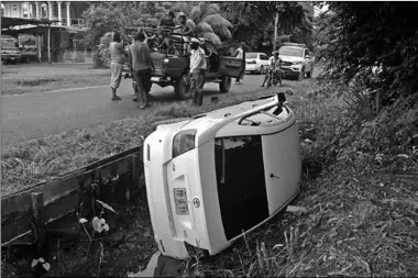  ??  ?? Een bromfietse­r is vorige week aan de Mon Plasirweg gewond geraakt na een aanrijding met een auto. Hij vloog de goot in. (Actionfoto: Shaylendra Jarbandhan)