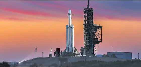  ?? SPACE X ?? El Falcon Heavy, propiedad del empresario Elon Musk, desde la plataforma del Centro Kennedy en Cabo Cañaveral, Florida, antes de su lanzamient­o.