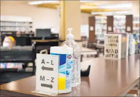  ?? Ellen Schmidt Las Vegas Review-journal @ellenschmi­dttt ?? Hand sanitizer and antibacter­ial wipes are available for use as workers keep Aliante Library running, though it’s closed to the public amid the COVID-19 pandemic.