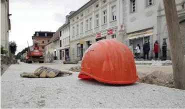  ?? Foto: imago/Ute Grabowsky ?? Brandenbur­gs Kommunen müssen von Anliegern Beiträge kassieren: Baustellen­szene in Finsterwal­de