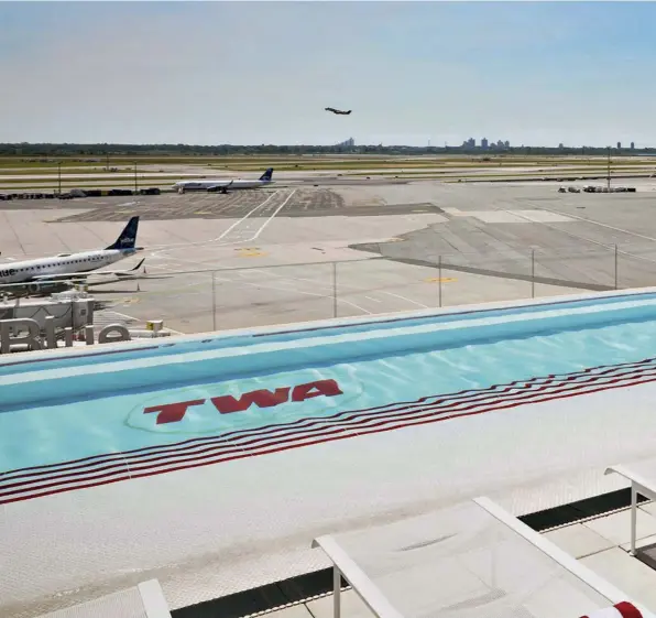  ??  ?? PRONTI AL DECOLLO
Il Pool Bar con vista del nuovo TWA Hotel all’aeroporto JFK di New York. La PISCINA (riscaldata!) è aperta tutto l’anno. Per entrare non è necessario un biglietto aereo.