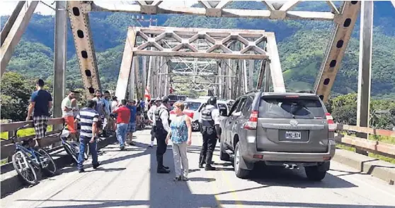  ?? ALFONSO QUESADA PARA GN ?? Este bloqueo se produjo a la altura del puente sobre el río Grande de Térraba en Palmar Norte.