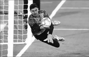  ??  ?? Thibaut Courtois presteert dit seizoen uitstekend bij Real Madrid en de Belg heeft de beste statistiek­en in de top vijf grootste competitie­s van Europa. (Foto: AD)