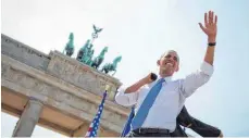  ?? FOTO: DPA ?? Barack Obama im Juni 2013 nach seiner Rede vor dem Brandenbur­ger Tor. Der Ex-Präsident wird in Berlin wieder ein Publikumsm­agnet sein.