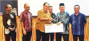  ??  ?? SAMSUDIN menyumbang bantuan kewangan sebanyak RM1,000 untuk aktiviti sukan.