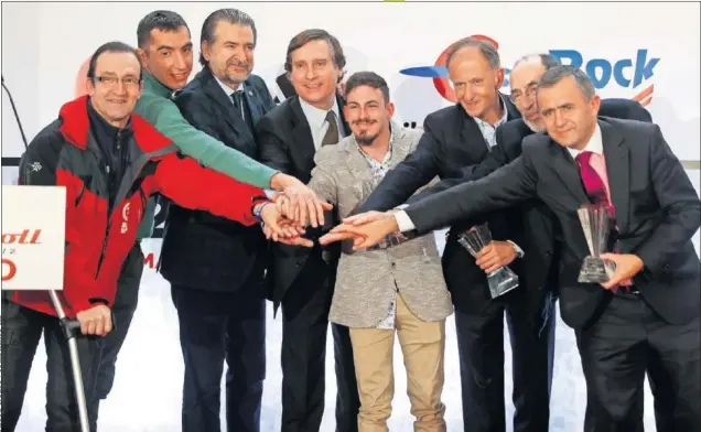  ??  ?? EN FAMILIA. Fernando Carballo (Bomberos Unidos sin Fronteras), Arturo Casado (atleta), Guillermo Jiménez (presidente de MAPOMA), Álvaro Ballarín (Comunidad de Madrid), Jesús Juárez (atleta), Javier Sáenz de Jubera (EDP), Javier Odriozola (Ayuntamien­to...