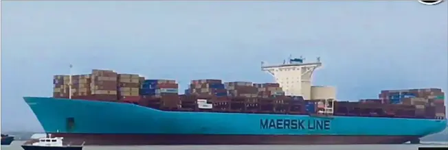  ??  ?? MODELO IDEAL. Emma Maersk tiene 400 metros de eslora y capacidad para 15.000 contenedor­es. Las mega dimensione­s que tienen los portaconte­nedores no dejan de provocar asombro.