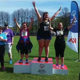  ?? Bild: PRIVAT ?? PÅ PALLEN. Nästan 1000 deltagare var med i Special Olympics i Göteborg i helgen. Cassandra Hertz, till vänster, var en av dem.