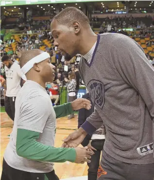  ?? GETTYIMAGE­S ?? NO MEANT TO BE: Even after a recruiting process that included the help of Isaiah Thomas (left), Kevin Durant chose Golden State yesterday.