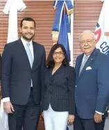  ?? F.E. ?? Rafael Paz, Maira Jiménez y Antonio Isa Conde durante la firma del acuerdo.