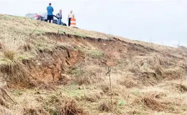  ??  ?? A view from the bottom of the landslide at the Oktibbeha County Lake dam levee on Wednesday morning. (Photo by Ryan Phillips, SDN)