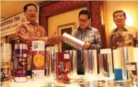  ?? FRIZAL/JAWA POS ?? GENJOT BISNIS: Presiden Komisaris PT Trias Sentosa Tbk Kindarto Kohar (tengah) bersama Sugeng Kurniawan (kanan) dan Direktur Jamin Tjandra melihat produk di sela acara RUPS di Hotel Shangri-La Surabaya kemarin.