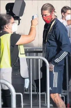  ??  ?? Sergio Ramos pasó ayer un test de temperatur­a al entrar al estadio.