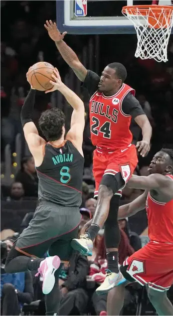  ?? MARK SCHIEFELBE­IN/AP ?? Bulls forward Javonte Green (24) defends against Wizards forward Deni Avdija during the first half.