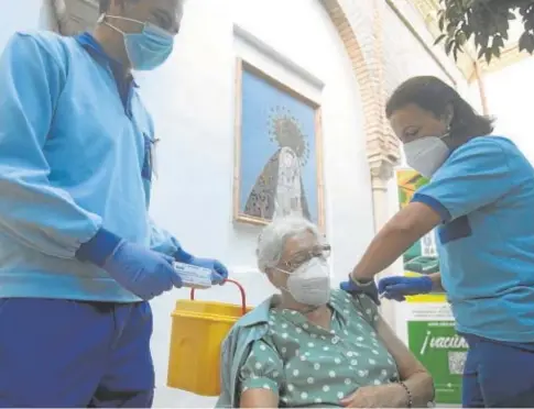  ?? // RAFAEL CARMONA ?? Una mujer, en el momento de ser vacunada contra el Covid en un centro de salud de Córdoba