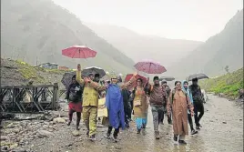  ?? WASEEM ANDRABI / HT ?? A group Amarnath pilgrims arrives at Baltal base camp in Sonmarg on Thursday. ■