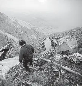  ?? (LA VOZ) ?? En Córdoba. Los restos del avión que en 1995 impactó contra el cerro Los Linderos, en las Sierras, siguen allí. Murieron los 52 tripulante­s.