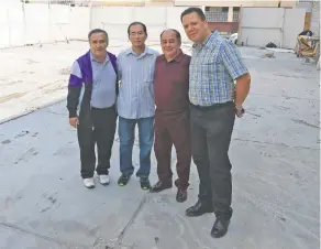  ??  ?? Vecinos de Balsas 18, en Benito Juárez, esperan que las autoridade­s les den “luz verde” para que inicie la reconstruc­ción de sus departamen­tos.