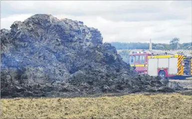  ?? Picture: Paul Amos FM3365030 ?? Firemen still at the scene of a fire in a field in Newchurch Road Bilsington