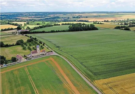  ?? | PHOTO : STÉPHANE GEUFROI, OUEST-FRANCE ?? Le rachat des terres agricoles par de grandes firmes internatio­nales transforme l’agricultur­e. Ici, un exemple de paysage rural dans le Calvados.