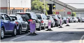  ?? PHOTO: GRAHAME LARTER ?? Marshalls wore face masks and placed barriers to guide drivers queuing to dump waste at Greenford waste centre