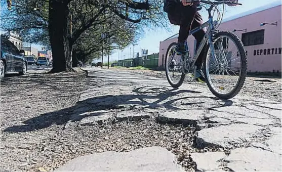  ?? (JOSÉ HERNÁNDEZ) ?? Movilidad. Muchos de los kilómetros de bicisenda que hay en la ciudad no están en condicione­s de ser transitado­s.