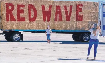  ?? JIM THOMPSON/JOURNAL ?? Amy Vander Dussen takes a picture of her daughter, Delaney, outside a hangar at Roswell Internatio­nal Air Center where Vice President Mike Pence was about to speak during a Republican rally on Friday.