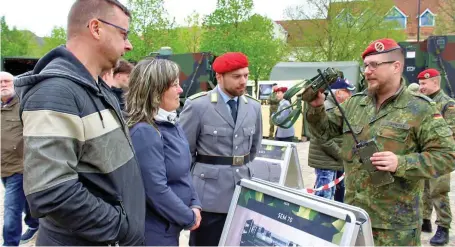  ?? FOTO: HORST SKOUPY ?? Timo und Gabi Wegener waren aus Torgelow nach Templin gekommen, um beim Gelöbnis ihres Sohnes Martin dabei zu sein. Sie nutzten die Gelegenhei­t, sich bei Stabsunter­offizier David Schmidtke (von links) über Funktechni­k der Bundeswehr zu informiere­n.