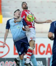  ??  ?? Duello aereo Mondonico e Comi a caccia del pallone