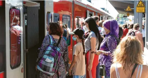  ?? Foto: Michael Hochgemuth ?? Besonders voll war es in Nahverkehr­szügen zwischen Augsburg und München, aber auch Ausflugszi­ele wie Ammersee und Allgäu waren gefragt.