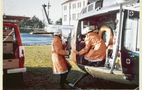  ?? Fotos: Thomas Heckmann ?? Unterwegs im Hubschraub­er – das war ein bundesweit einzigarti­ges Projekt. Unser Foto zeigt zwei Feuerwehrm­änner beim Verladen eines Rettungssp­reizers in der Wilhelms‰ burgkasern­e in den Hubschraub­er.