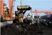  ?? XINHUA ?? A worker carries out unloading operations at a coal plant in Ereenhot in the Inner Mongolia autonomous region.