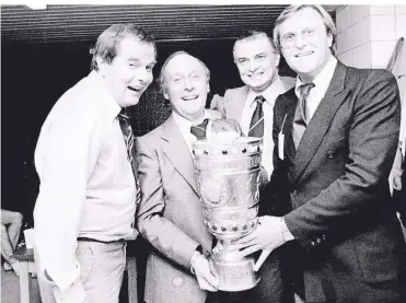  ?? FOTO: HORSTMÜLLE­R ?? Hans-Georg Noack (Zweiter von rechts) mit seinen Vorstandsk­ollegen Werner Faßbender, Kurt Schneider und Benno Beiroth (von links) nach dem Pokalsieg 1979.