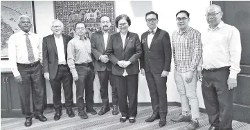  ??  ?? Christina (centre), flanked by Sikayun (on her right) and Lim, with the rest of the delegation. Second from left is Decena.