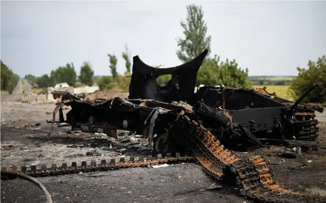  ?? LEHTIKUVA/AFP PHOTO/FRANCISCO LEONG ?? HÅRDA STRIDER. Resterna av ett förstört pansarford­on söder om Donetsk, där separatist­er och ukrainsk militär drabbat samman. I går tvingade separatist­erna den ukrainska armén till reträtt.