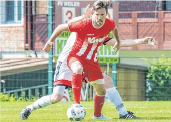  ?? FOTO: FLORIAN WOLF ?? Kaum zu bremsen in der Fußball-Landesliga: Torschütze­nkönig Kevin Bentele vom FV Weiler (vorne).