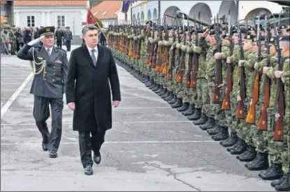  ??  ?? Na vjernost domovini obvezalo se 327 djevojaka i mladića. Pred njima je sada intenzivna obuka, a onima koji se odluče profesiona­lno posvetiti vojnom pozivu nudi se mogućnost kontinuira­nog obrazovanj­a