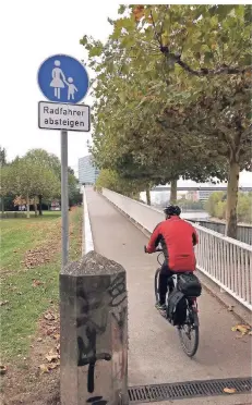  ?? FOTO: HUNDT ?? Das Verbotssch­ild ist da, die Radler fahren trotzdem über die Brücke, die Parlaments­ufer und Hafen verbindet.