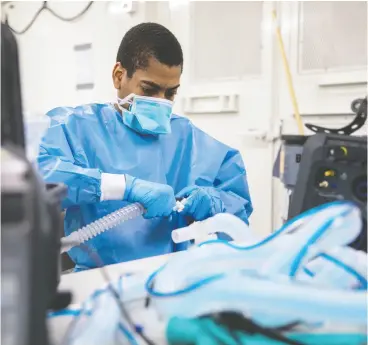  ?? U. S. Nav y / Chief Mas Comunicati­on Specialist Barry Riley / Handout via REUTERS ?? A T1 Hamilton ventilator is assembled in a mobile lab unit. As doctors treat more patients hospitaliz­ed by COVID-19, they are looking at less invasive approaches.