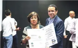 ?? CORTESÍA DE LA EMPRESA ?? Entrega. Camelia Rodríguez, viuda Ureña, y Juan Manuel Ureña reciben el certificad­o.