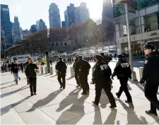  ??  ?? Polizia Agenti sulla 42ma Strada a Midtown Manhattan (John Moore/Afp)