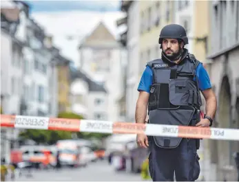  ?? FOTO: AFP ?? Die Schweizer Polizei sperrte den Bereich um den Tatort herum ab und evakuierte die Innenstadt.