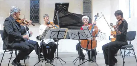  ?? FOTO: SCHAEFER ?? Das Klavierqui­ntett in der Besetzung mit (von links) Winfried Rademacher (Violine), dahinter Konrad Elser (Klavier), Isabel Trautwein (2. Violine), Susanne Eychmüller (Cello) und Barbara Doll (Viola).