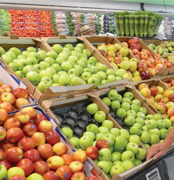  ??  ?? SKÄNKER FRUKT. Magnus Petersson är butikschef på Coop Forum i Varberg och har bestämt att kasserad frukt och grönt samt bröd ska gå till djuren i torkan.