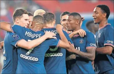  ??  ?? Draxler e Icardi, en la imagen celebrando con Mbappé y sus compañeros, no encuentran comprador.