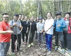  ??  ?? Wong (third from right) with some of the participan­ts of the hike at Tambaig Adventure Park.