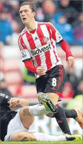  ??  ?? n Sunderland’s Craig Gardner fires home the only goal of the game.