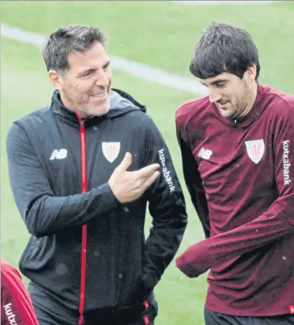  ?? FOTO: MIREYA LÓPEZ ?? Necesitado­s de triunfo Berizzo charla con San José distendida­mente durante el entrenamie­nto de ayer en Lezama