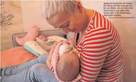  ?? FOTOS: SASCHA MONTAG/ZEITENSPIE­GEL ?? Agnieszka Kozieł bei der Arbeit: Die Mama auf Zeit umsorgt drei bis vier Babys, die von ihren leiblichen Eltern sich selbst überlassen oder in der Babyklappe abgegeben wurden.